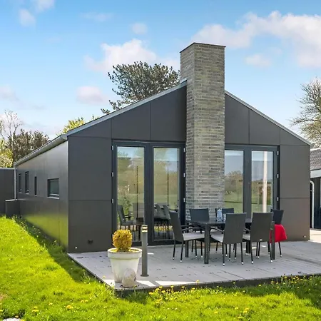 Prázdninový dům Three-bedroom In *